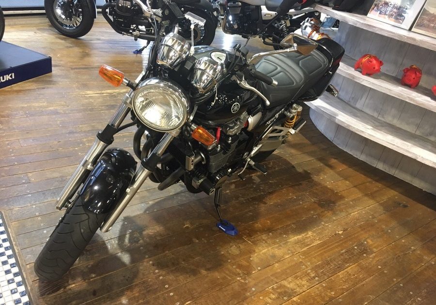 バイクのヘルメットとメガネ