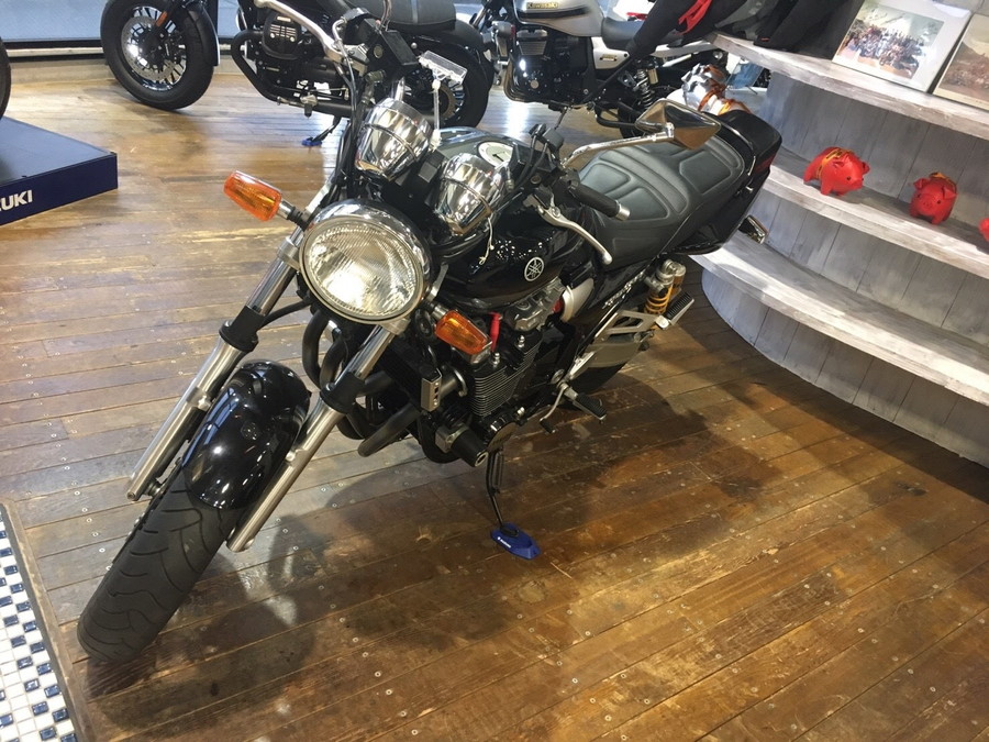 バイクのヘルメットとメガネ